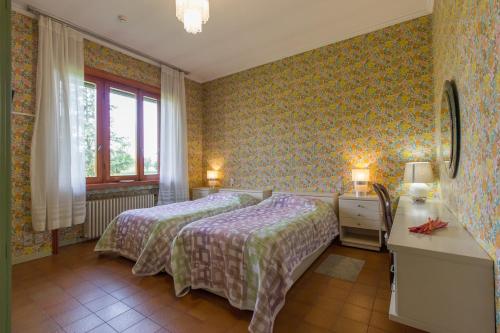 Twin Room with Pool View image 4