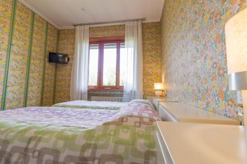 Twin Room with Pool View image 2