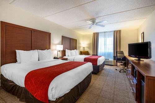 Queen Room with Two Queen Beds - Non-Smoking image 5
