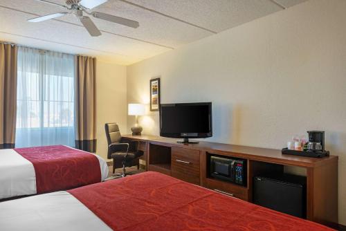 Queen Room with Two Queen Beds - Non-Smoking image 6