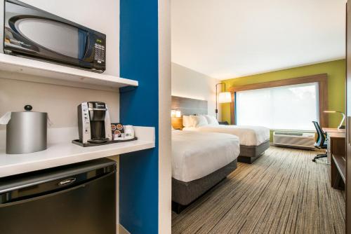 Holiday Inn Express & Suites - Carrollton West, an IHG Hotel