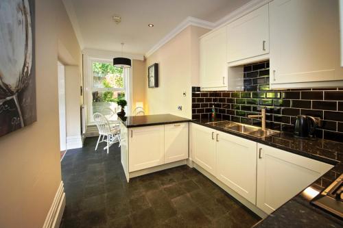 Cheshire Hospitality Ltd T/A Lennox Lea Studios & Apartments - Tap to explore photos