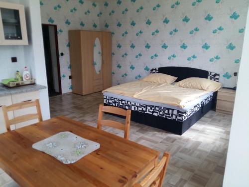 2 bedrooms, 5 beds