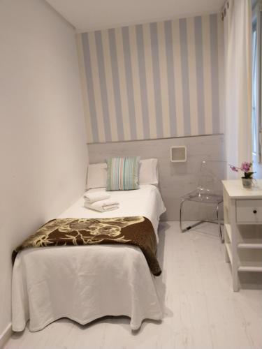 Twin Room image 9