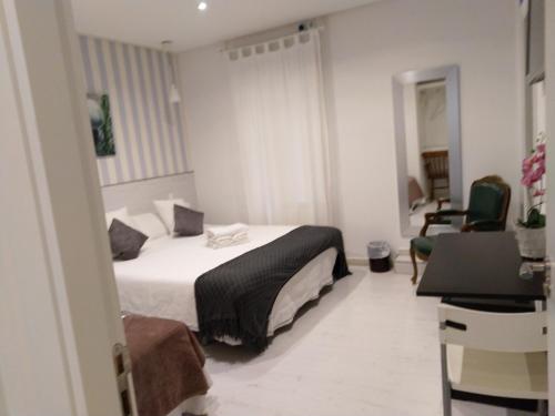 Deluxe with Extra Bed image 8