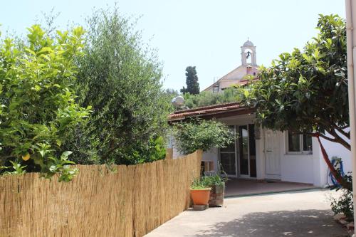  Cozy Backyard House in Plaka