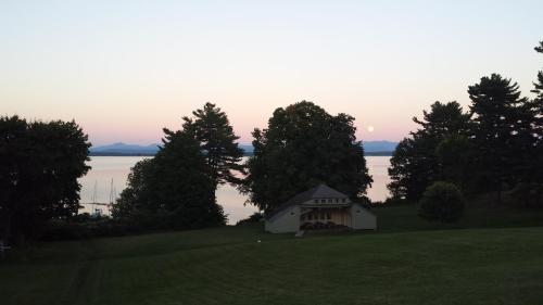 Viesnīcas āriene, The Inn in Westport in Charlotte (VT)