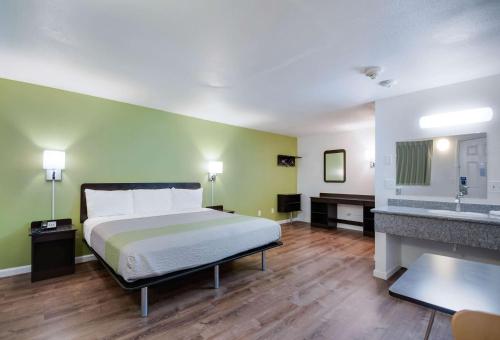Deluxe King Room - Non-Smoking