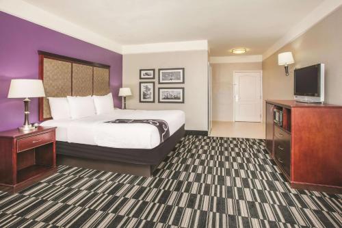 Удобства, La Quinta Inn & Suites by Wyndham Dallas South-DeSoto in Десото