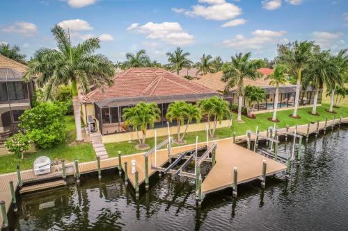 4 Bed 4 Bath Apartment in Cape Coral - image 7