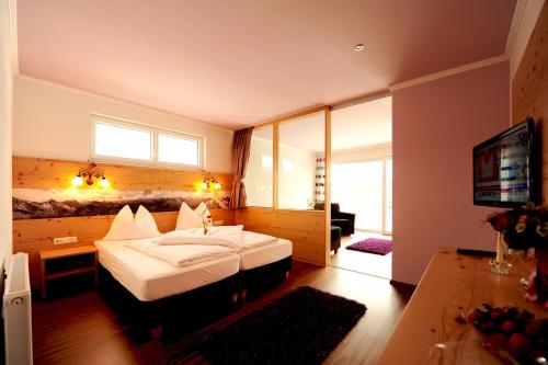 Deluxe Family Room (2 Adults + 2 Children)