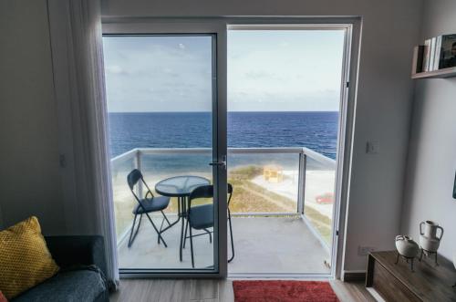 Seafront Apartment No 10 Marsalforn – khách sạn tại Zebbug