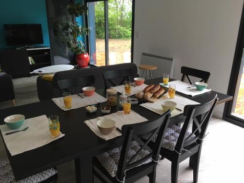 Food and beverages, Chambres D'hote Le Cedre Bleu in Saint-Jean