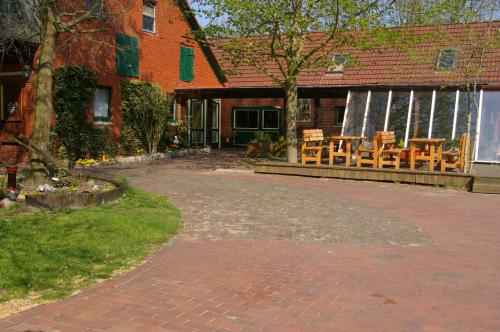 Das Haus mit der roten Telefonzelle in Apen