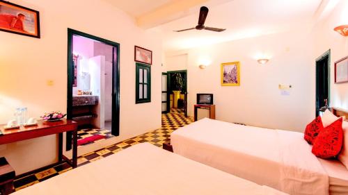 Superior Twin Room with Garden View image 4