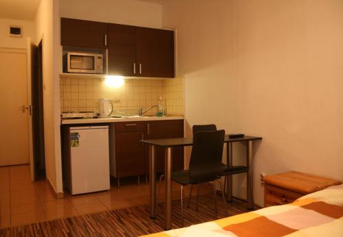 Margaret Bridge Studio Apartment - image 9