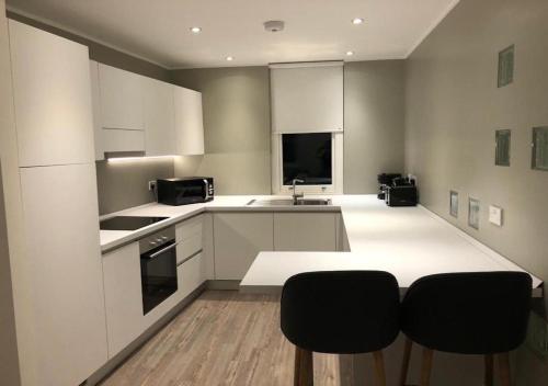 Central White Piccadilly Apartment 4