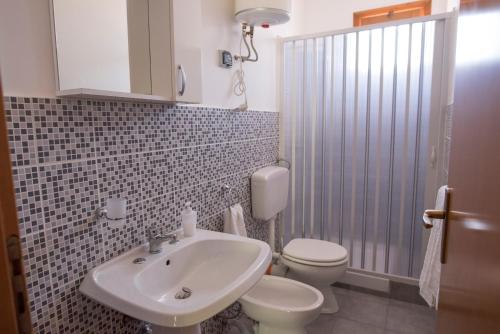 Holiday home for 5 people 200 meters from the sea and free wi-fi - image 3