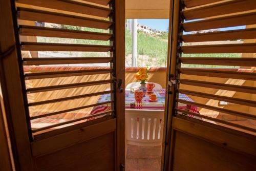 ระเบียง/ชานเรือน, Studio 200 meters from the sea, wifi, self catering in โรกานา