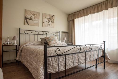 1 queen bed, 1 twin bed
