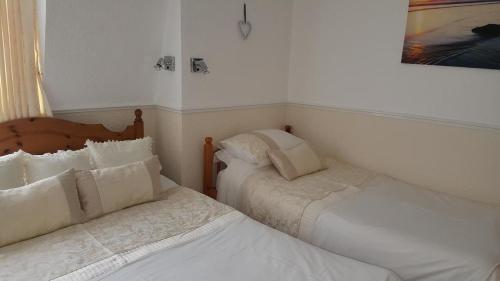 Standard Twin Room image 7