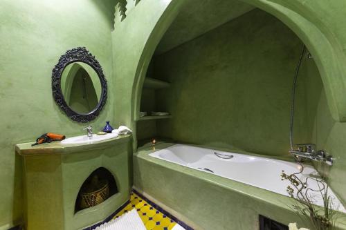 room detail thumbnail 2