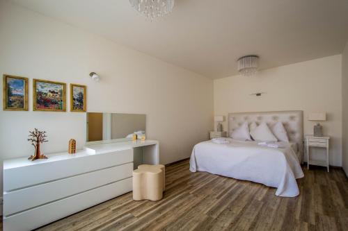Unique Charles Bridge 2BDR Apartment., Rakovnik