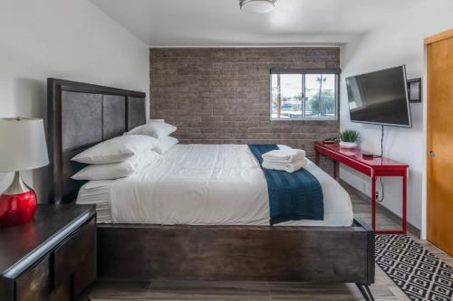 Modern 2BR near Old Town (#8) by WanderJaunt