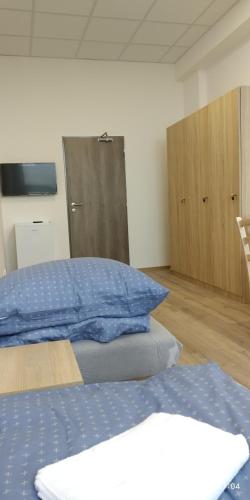 3 twin beds