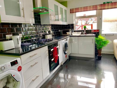 London 2 Bedroom Apartment, Kitchen, Reception and Private Garden