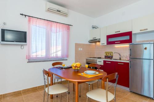 Apartments Ivan - 15 m from beach