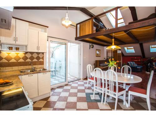 Riva Royal View Luxury Apartments 4