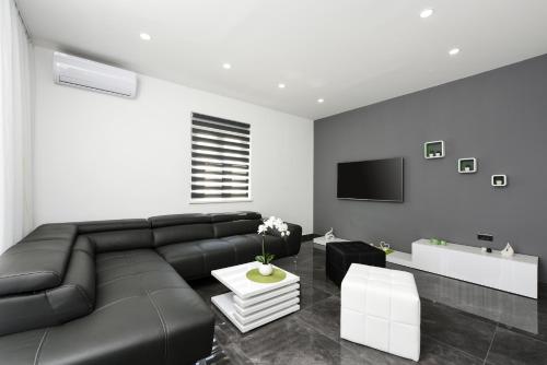 Villa Mare - with HEATED POOL - image 12