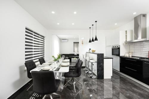 Villa Mare - with HEATED POOL in 庫克利卡