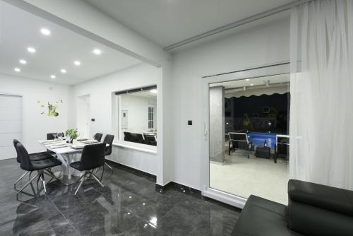 Villa Mare - with HEATED POOL - image 14
