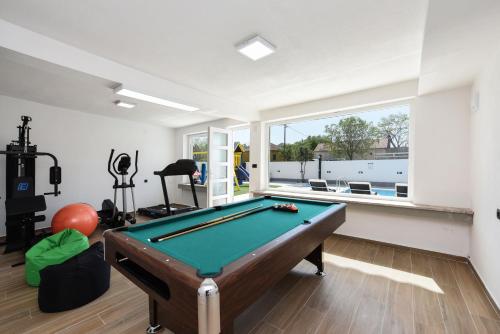 Villa Mare - with HEATED POOL - image 10