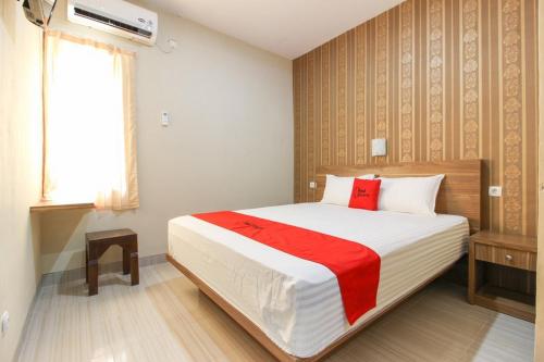 Double Room room in RedDoorz near Jogja Kembali Monument 3