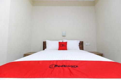 Economy Double Room room in RedDoorz near Jogja Kembali Monument 3