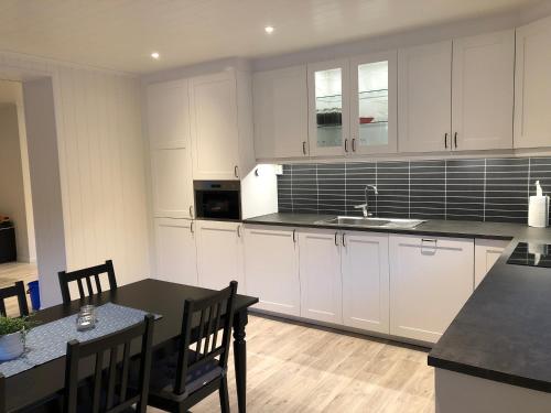 مطبخ, Balestrand Fjordapartments in Balestrand City Center