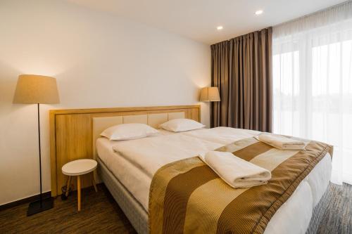2 twin beds, 1 sofa bed
