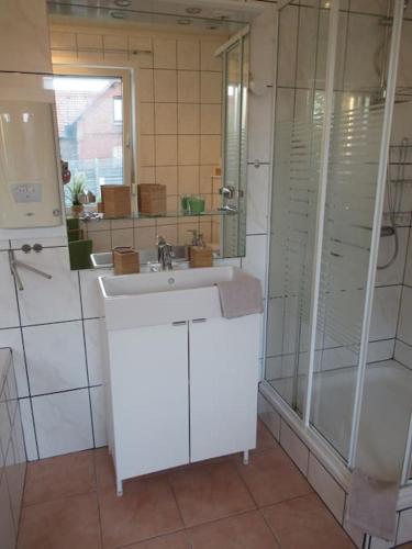 Shower, Tolle Lage Hannover Braunschweig Wolfsburg in Leiferde