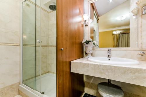 Bathroom, Luxury Rooms H 2000 Roma in Trevi