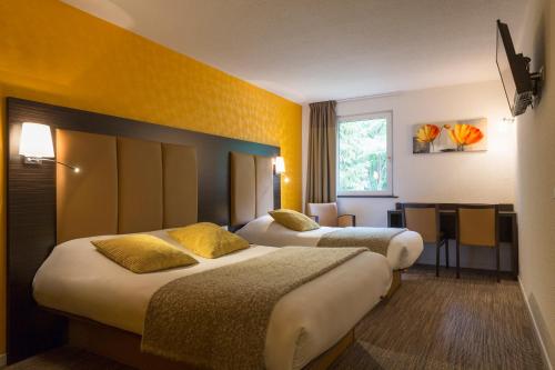 1 double bed, 1 twin bed