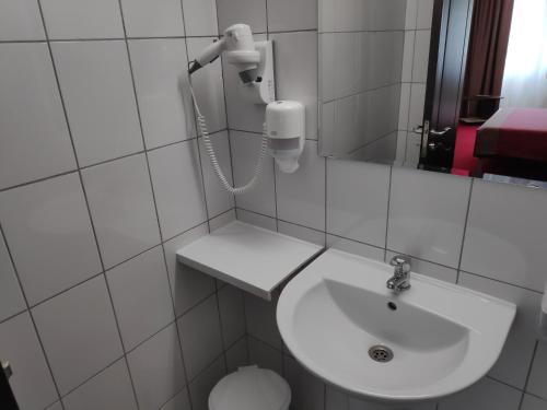 Hostel Caliman - image 11