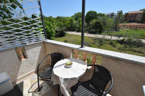 Studio with Balcony image 7