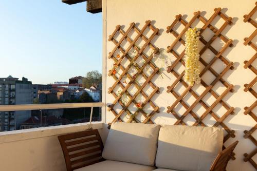 LovelyStay - Penthouse Balcony Apartment - image 4