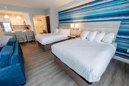 2 queen beds, 1 sofa bed