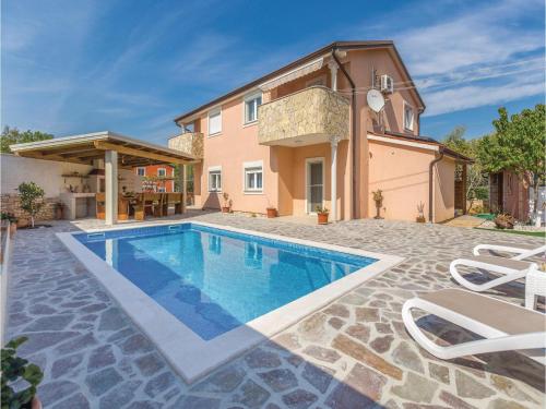  Four-Bedroom Apartment in Kaldanija, Unterkunft in Kaldanija