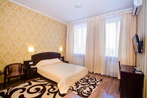 1 king bed, 1 sofa bed