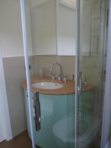 Double Room with Balcony and Sea View image 7